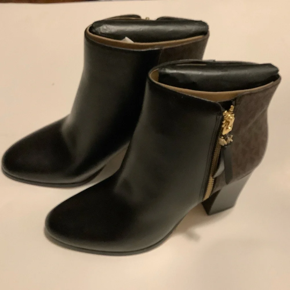 New Britt Signature Logo Trim Ankle Boot - Picture 5 of 7